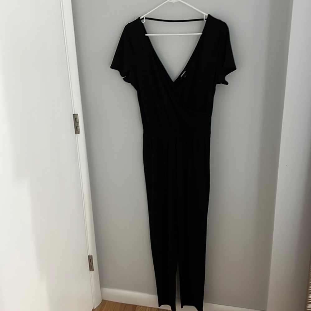 LIKE NEW: Express women’s black jumpsuit size medium.